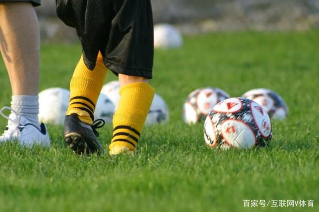 两球优势惨遭逆转，利物浦战术隐患全面暴露：前场亮眼后场崩盘